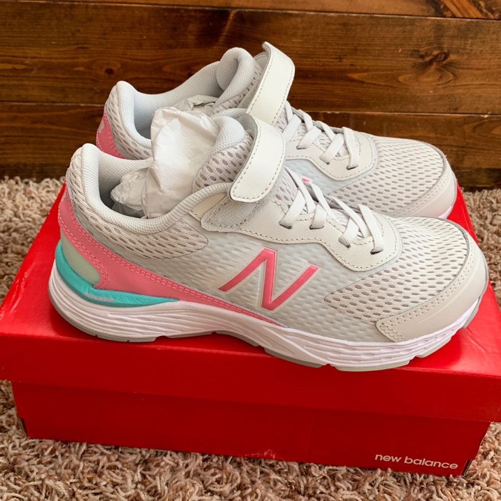 🆕 New Balance girls shoes Size 2 Wide